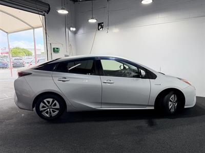 2016 Toyota Prius - Thumbnail