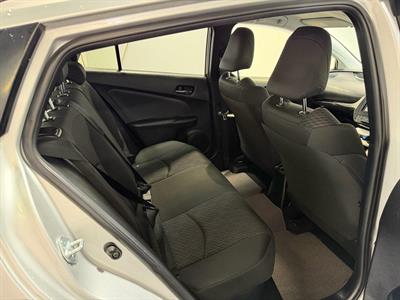 2016 Toyota Prius - Thumbnail