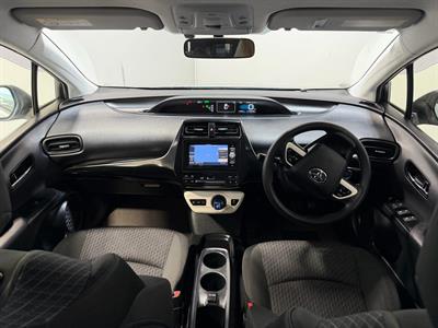 2016 Toyota Prius - Thumbnail