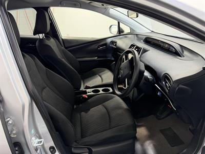 2016 Toyota Prius - Thumbnail