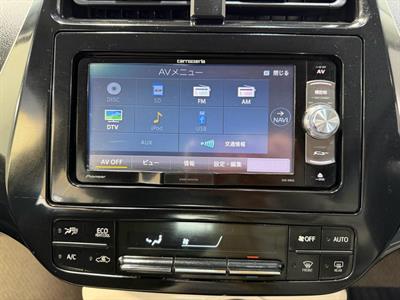 2016 Toyota Prius - Thumbnail