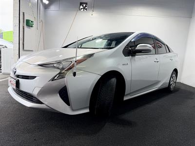 2016 Toyota Prius - Thumbnail