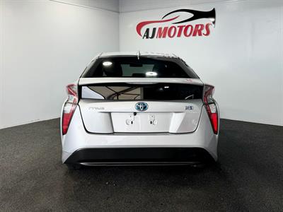 2016 Toyota Prius - Thumbnail