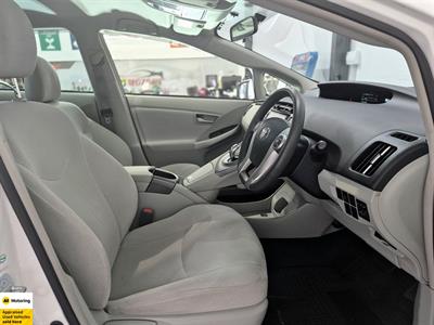 2014 Toyota Prius - Thumbnail