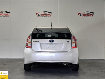 2014 Toyota Prius - Thumbnail