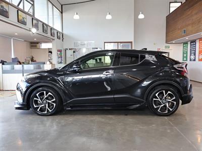 2017 Toyota C-HR - Thumbnail
